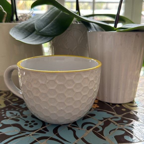 BEE EMBOSSED TEA CUP - Picture 2 of 4